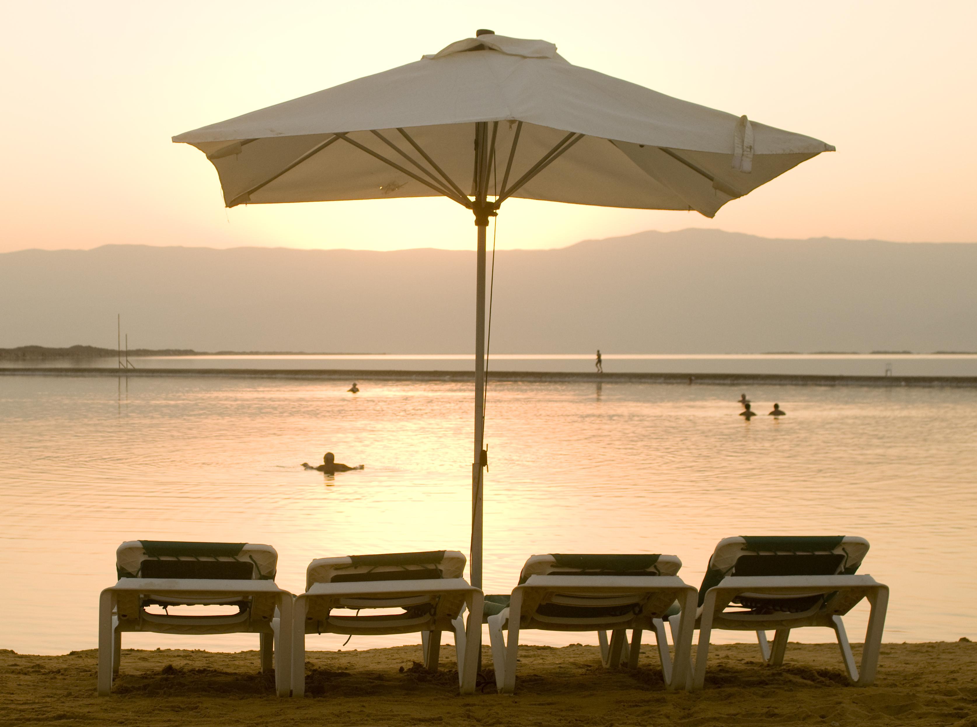 Leonardo Club Hotel Dead Sea - All Inclusive Neve Zohar Exterior foto Beach chairs and umbrella