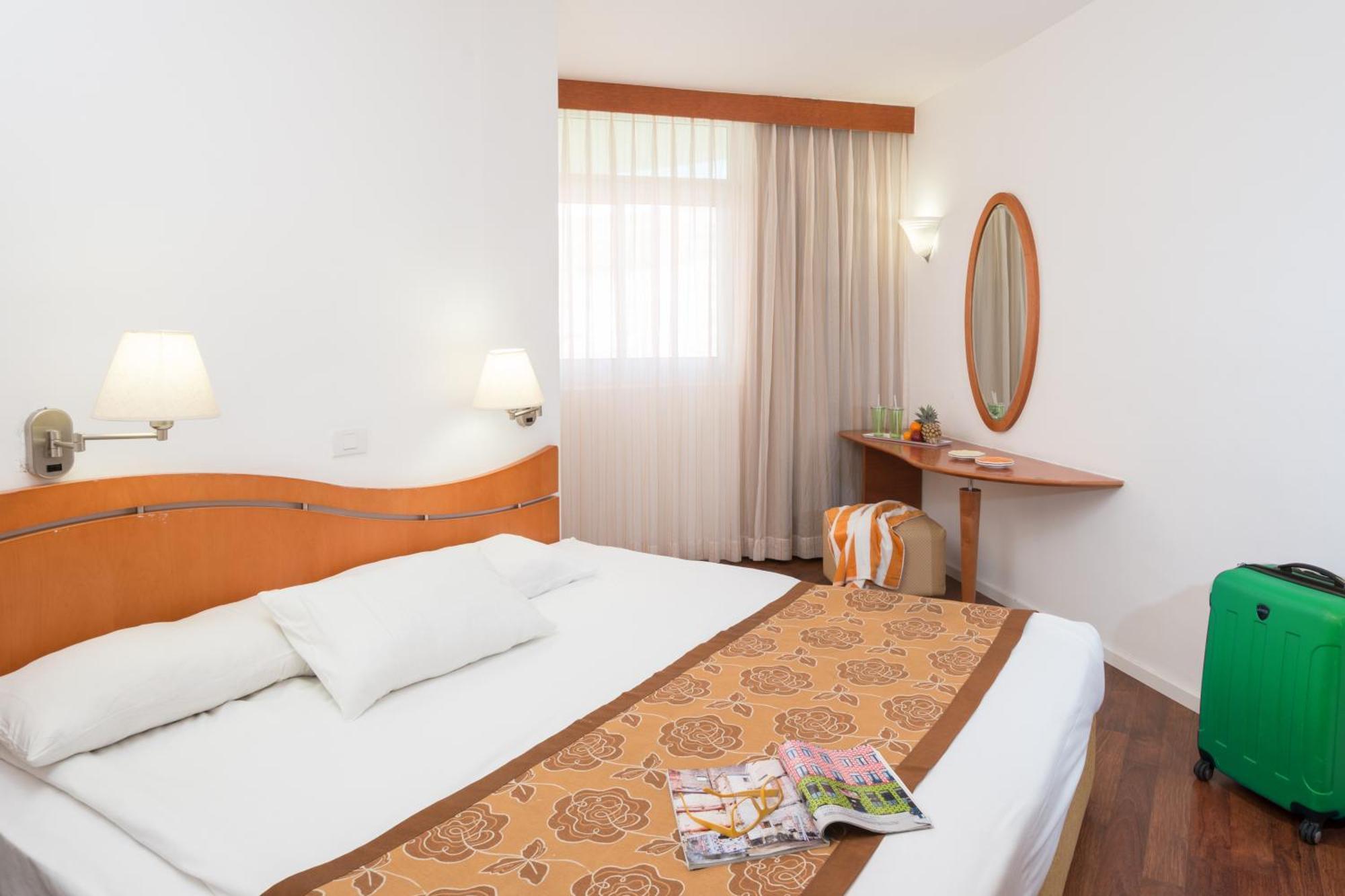 Leonardo Club Hotel Dead Sea - All Inclusive Neve Zohar Exterior foto A bed runner